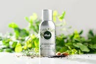 Anti-dandruff hair oil with neem and tea tree extracts, set with natural ingredients.