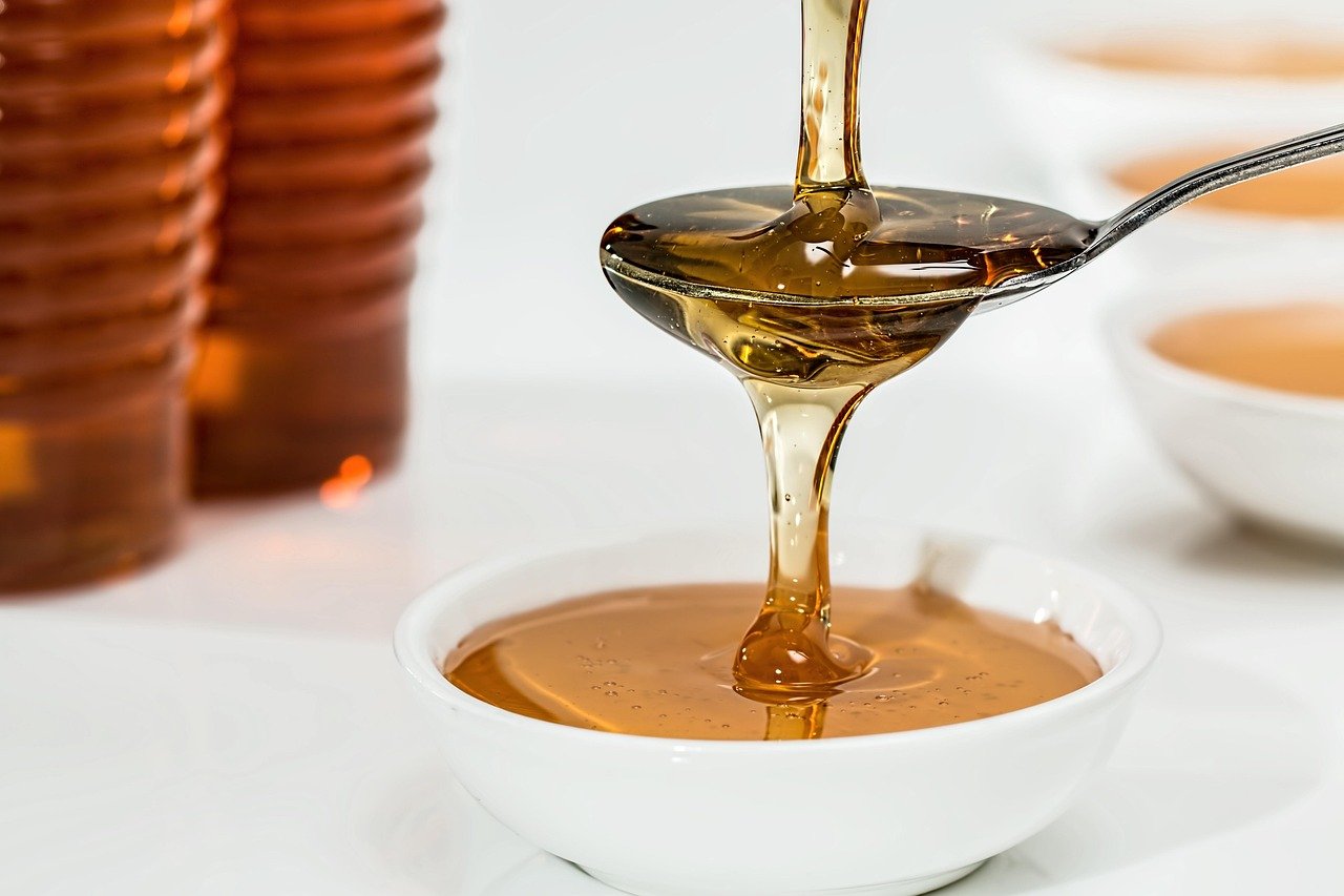 jarabe natural para la gripe con miel y limón, honey, syrup, pouring, sweet, organic, golden, teaspoon, healthy, drip, sticky, natural, translucent, fructose, glucose, food, sweetener, closeup, world bee day