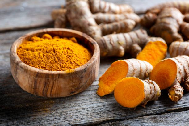 Raíz de cúrcuma (Curcuma longa) con curcumina, fitocompuesto estudiado para la neuropatía diabética dolorosa