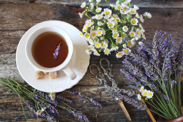 Flores de manzanilla (Matricaria chamomilla) con apigenina, flavonoide con afinidad por receptores GABA-A para la ansiedad